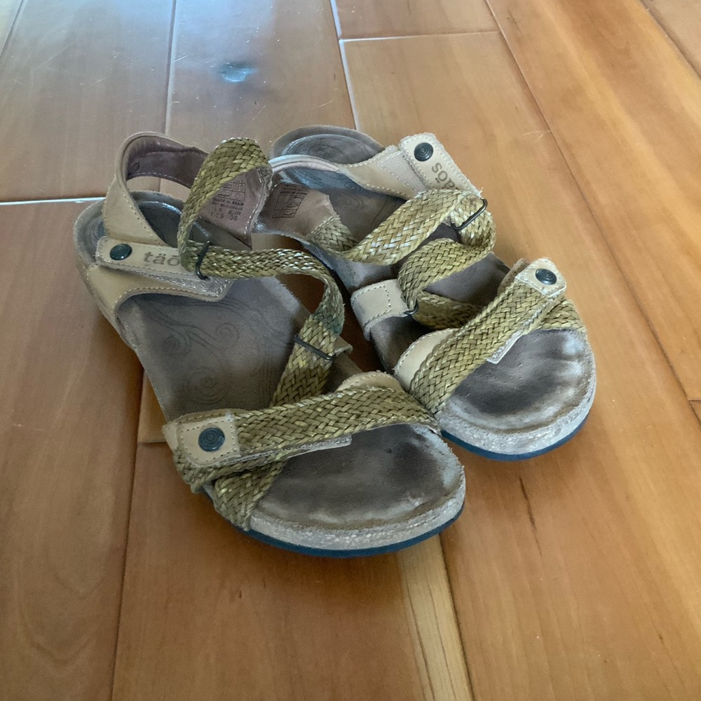 Taos Footwear Trulie Strappy tan sandals size 7